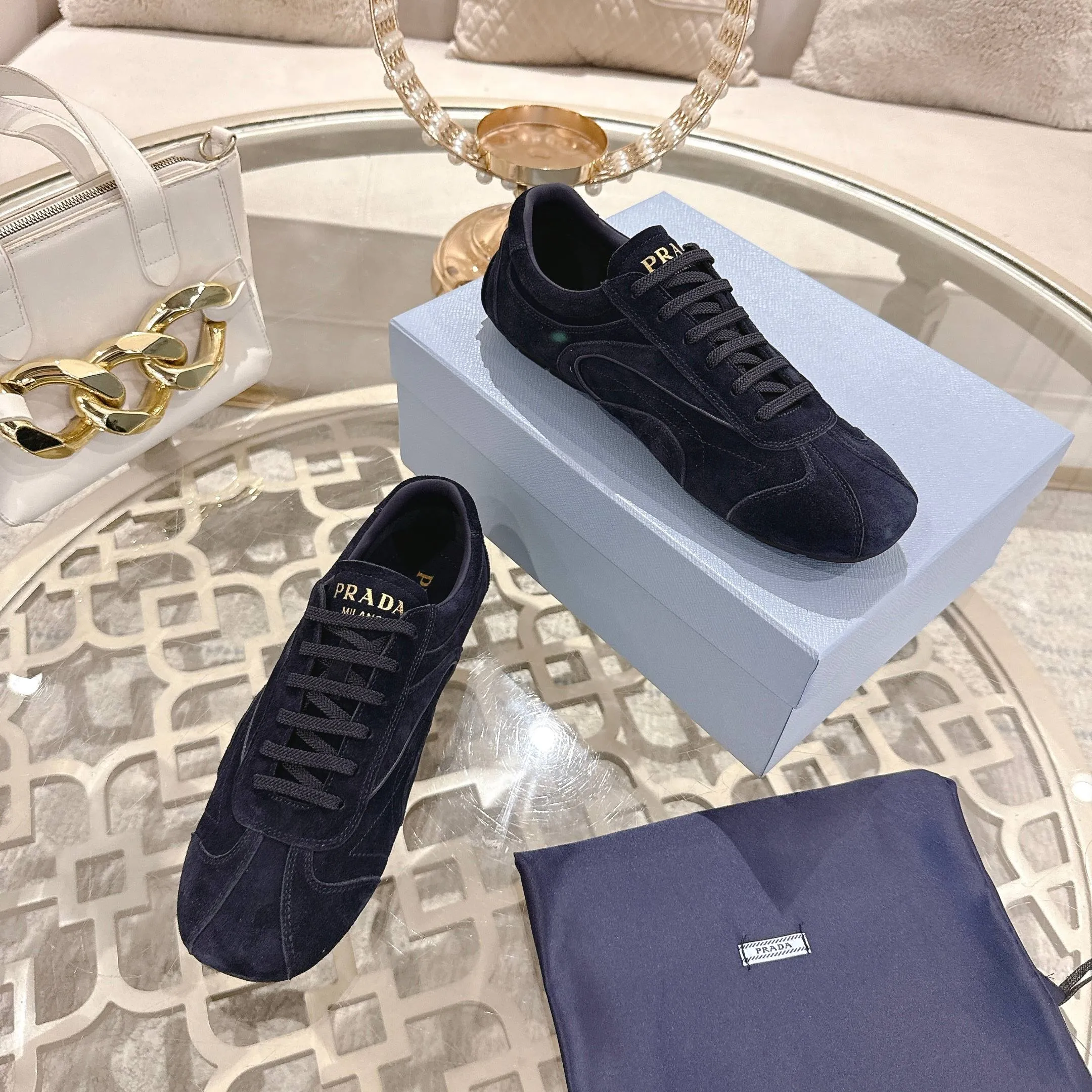 P600. PRADA for couples, casual shoes for couples, originally developed 1:1, made of high-mercerized cowhide, silk sheepskin lining, rubber outsole, comfortable and soft on the feet, size for women: 35 to 41. Male 38 to 45